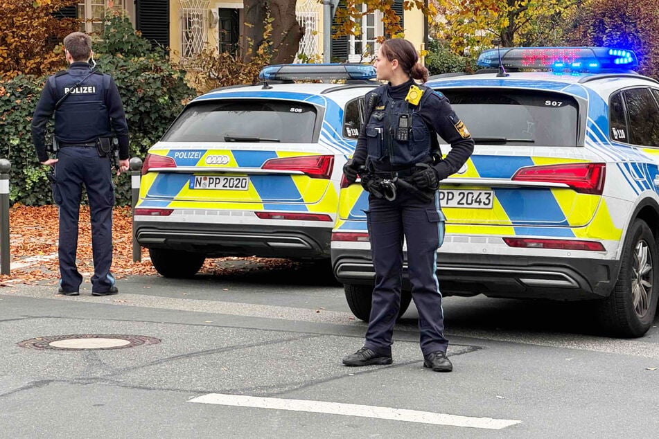 Bei einem Polizeieinsatz in Nürnberg ist am heutigen Samstag ein Mann tödlich verletzt worden. Die Ermittlungen laufen.