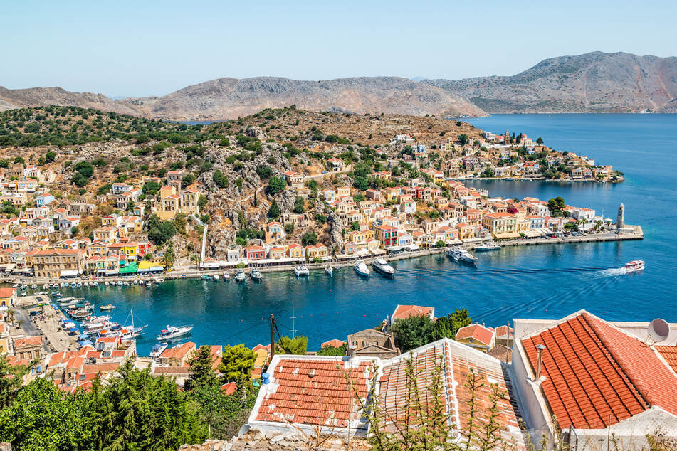 Inseln wie Symi in Griechenland werden auch diesen Sommer wieder viele Reisende aus Deutschland anziehen.