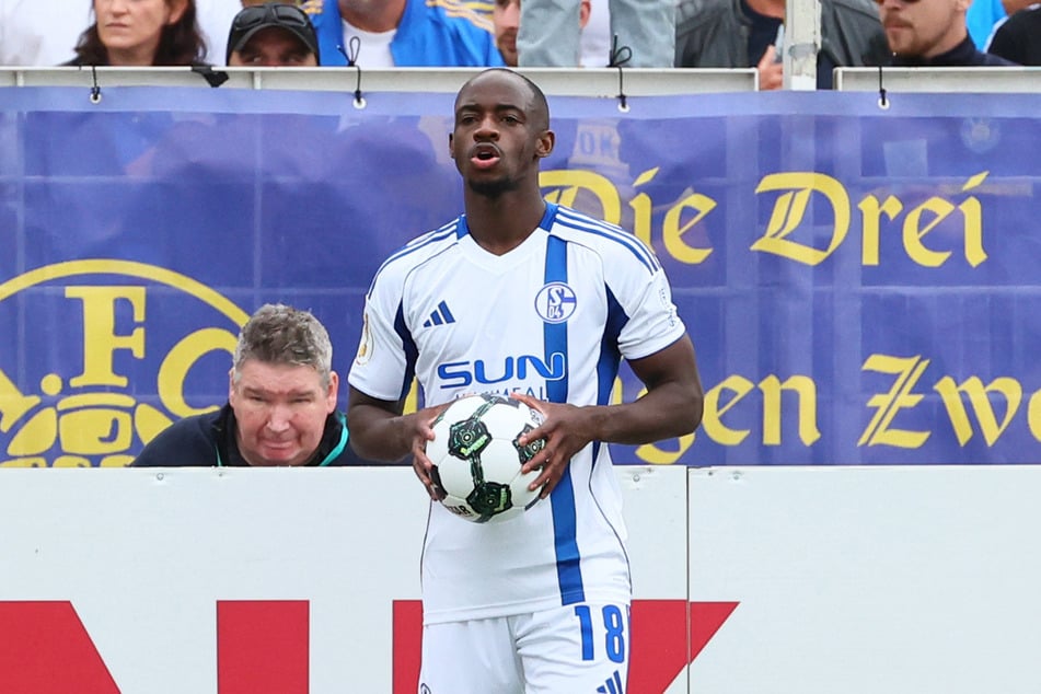 Schalkes Christopher Antwi-Adjei (31) wurde beim Pokalspiel am 17. August rassistisch beleidigt und erstattete Anzeige.