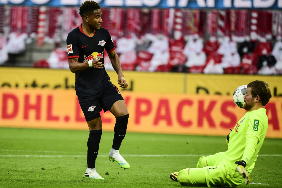 Christopher Nkunku (l.) lupfte nach Laimer-Vorlage den Ball zum 2:1 über Timo Horn hinweg ins Tor.