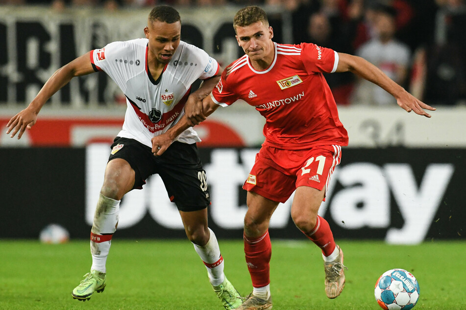 Stuttgarts Nikolas Nartey (l.) und Union Berlins Grischa Prömel kämpfen um den Ball.