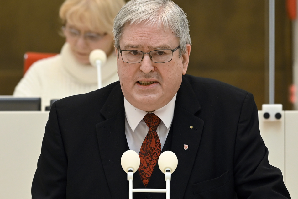 Brandenburgs Wirtschaftsminister Jörg Steinbach (65, SPD) muss 120 Millionen Euro aus der Landeskasse locker machen.