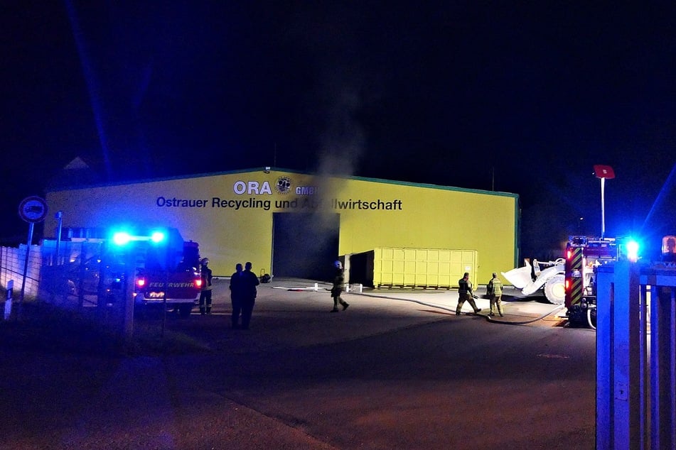 Der brennende Container befand sich in einer Halle, die durch die Flammen stark verraucht wurde.
