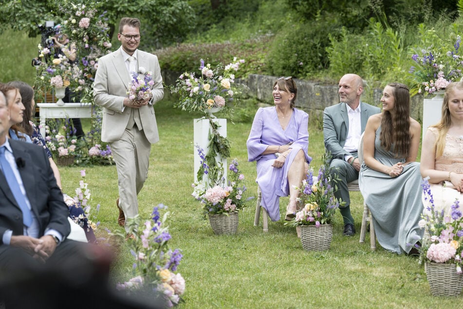 Julian (30) musste nach dem Jawort einige Zeit auf seine Frau warten.