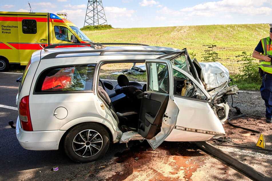 Dieses Bild lässt erahnen, mit welcher Wucht der Wagen gegen den Baum gekracht sein muss.