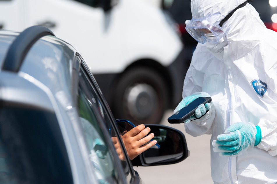Die Abstriche werden direkt an den Autofenstern genommen. (Symbolbild)