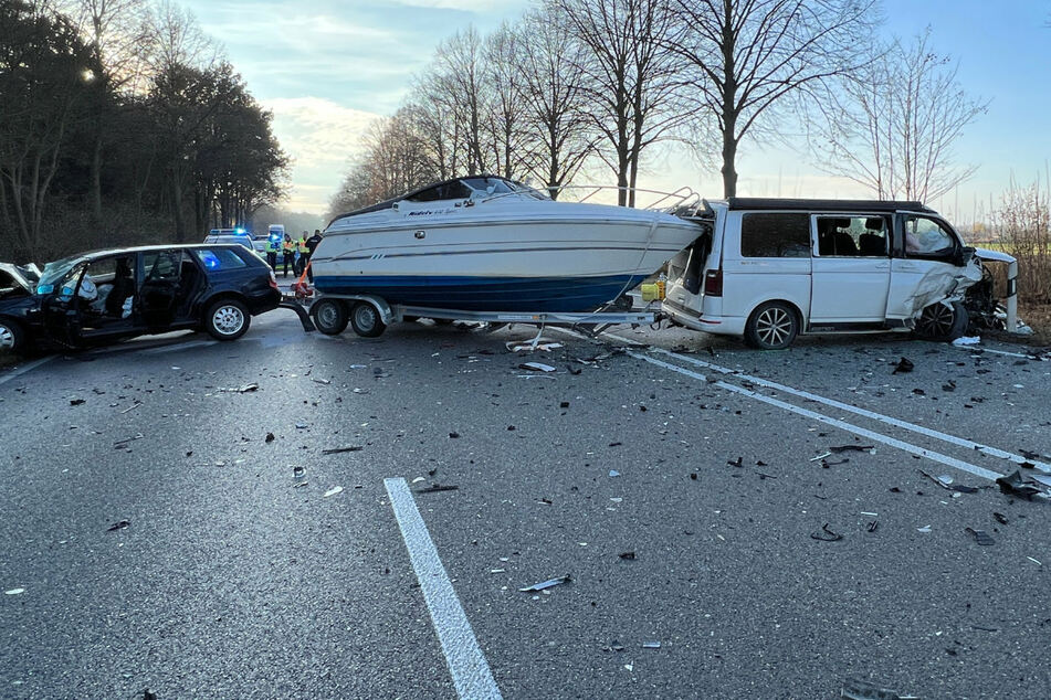 Audi-Fahrer gerät auf Gegenspur: Mann (†70) stirbt bei Unfall mit Bus-Boot-Gespann