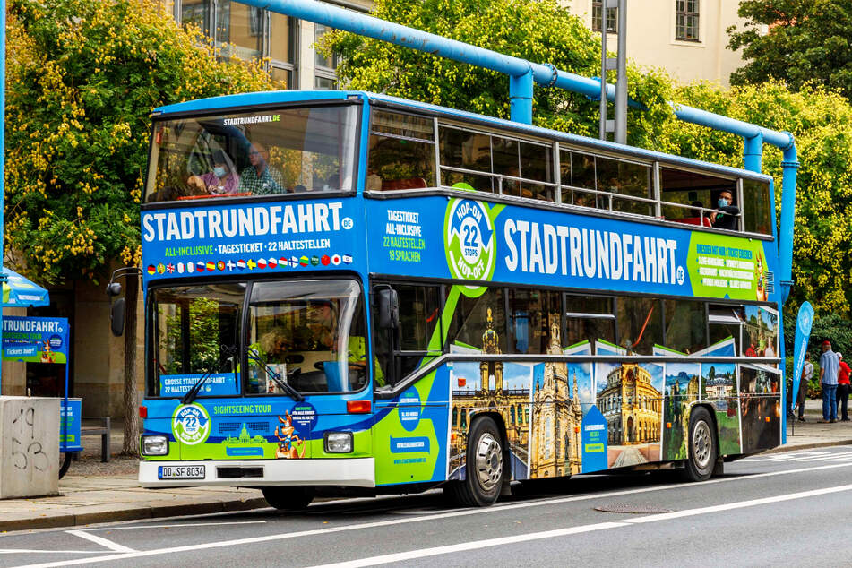Die blauen Busse der Stadtrundfahrt werden auf Elektroantrieb umgerüstet.