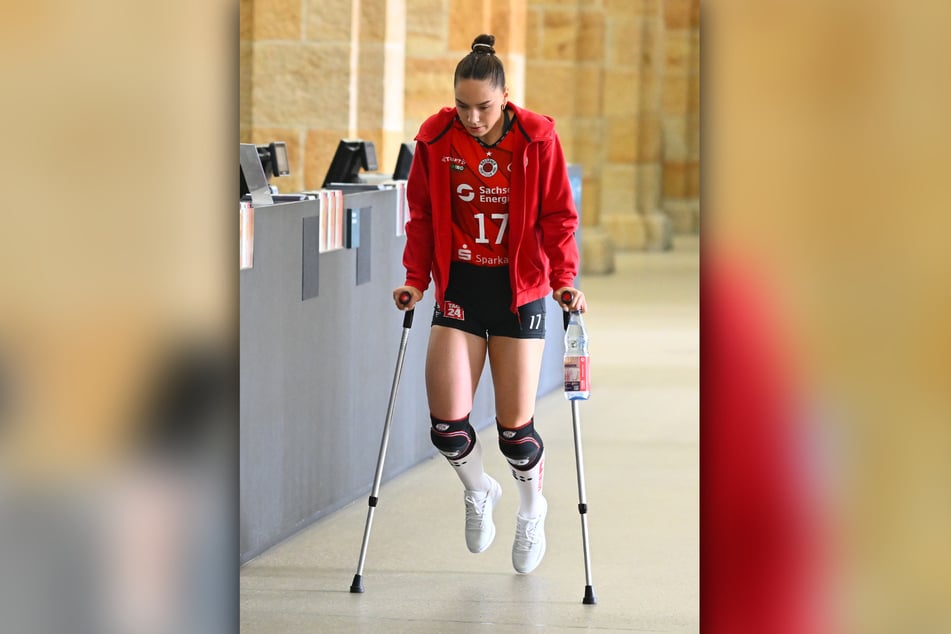 Der Schock war groß, als die Außenangreiferin zum offiziellen Shooting des DSC im September plötzlich auf Krücken erschien.