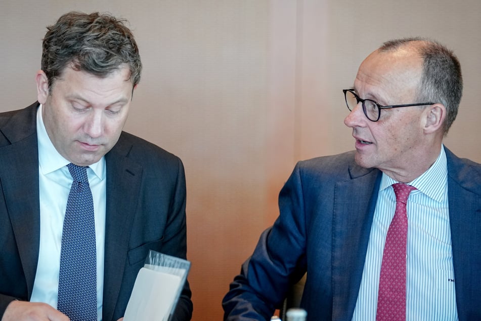 Zwischen Bundeskanzler Friedrich Merz (70, CDU, r.) und Vize-Kanzler Lars Klingbeil (48, SPD, l.) soll die Stimmung auch nicht mehr die beste sein.