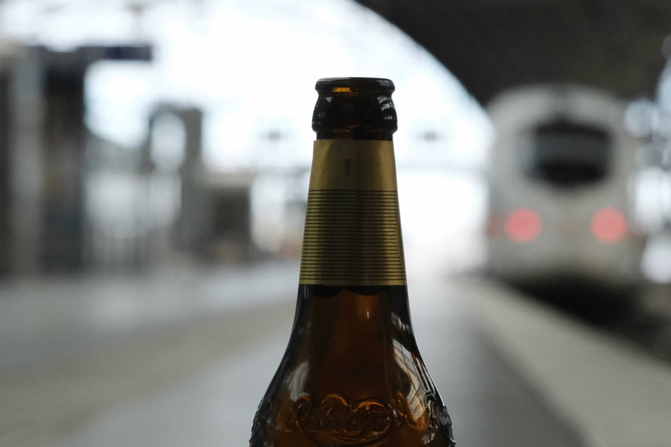 Auf den Bahnhöfen der Republik sind Glasflaschen neuerdings untersagt.