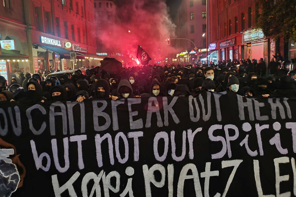 Am Abend sind in Berlin rund 2000 Menschen auf die Straße gegangen, um gegen die Räumung des linken Wagencamps "Köpi-Platz" zu demonstrieren.
