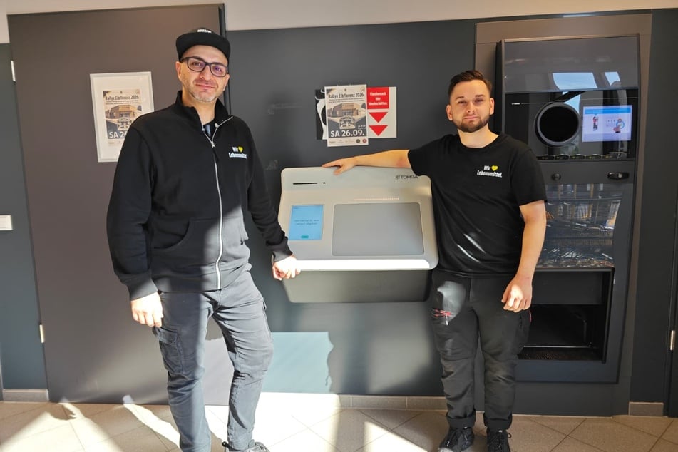 Marketing-Leiter Karen Awet (38, l.) und Getränke-Chef Herr Jakob (24) vor dem neuen Pfandautomaten.
