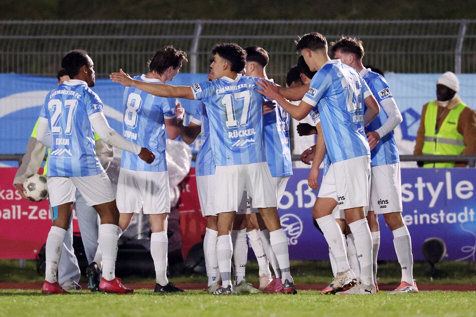 Die Chemnitzer jubeln nach dem wichtigen Ausgleich von Domenico Albericos (verdeckt).
