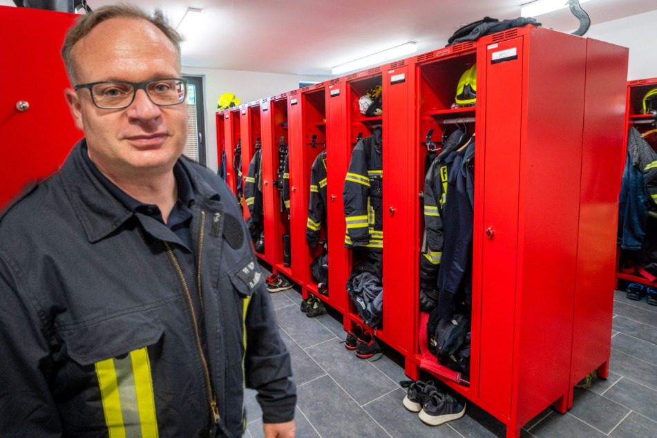 Bis die neue Tür in die Damenumkleide eingebaut werden kann, müssen sich Wehrleiter Oliver Jungnickel (50) und seine Kameraden eine Umkleide teilen.