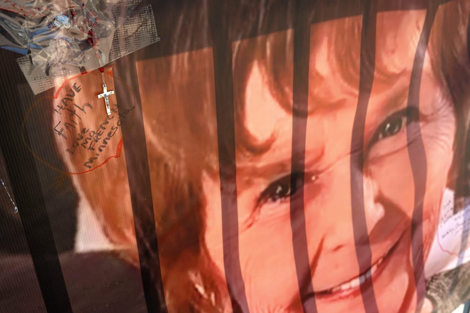 Vor dem KVOA-Nachrichtenstudio in Tucson (Arizona) wurde ein Banner mit einem Foto von Nancy Guthrie (84) aufgehängt.