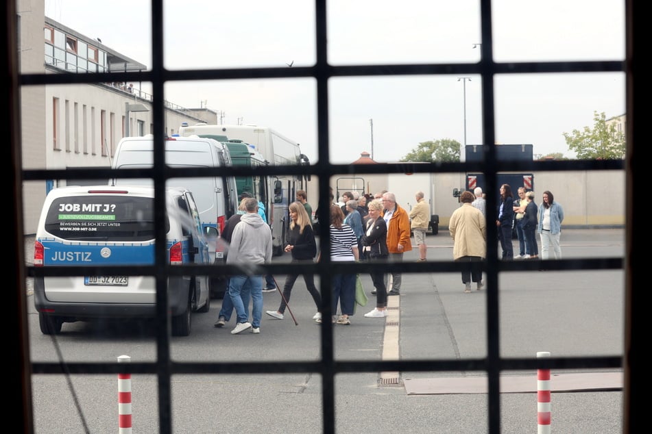 Auf dem Gefängnishof konnten die Besucher Fahrzeuge für den Gefangenentransport in Augenschein nehmen.