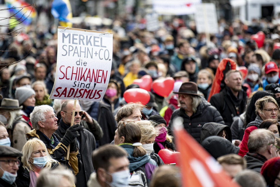 Während das RKI vor steigenden Corona-Zahlen warnt, demonstrieren Hunderte - wie hier in Berlin - gegen die Corona-Maßnahmen.