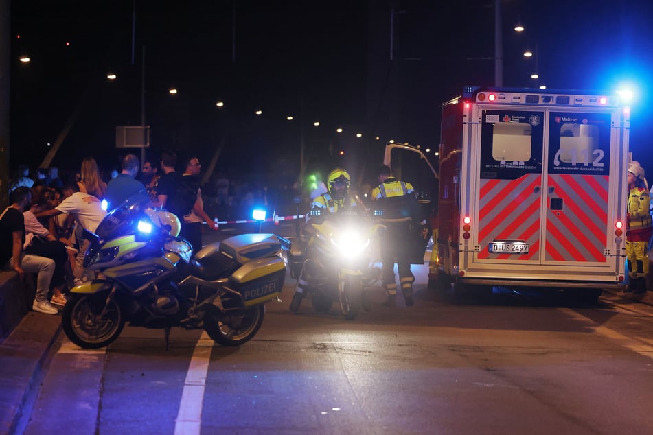 Zahlreiche Kräfte von Polizei, Feuerwehr und Rettungsdienst waren am Freitagabend in Düsseldorf im Einsatz.