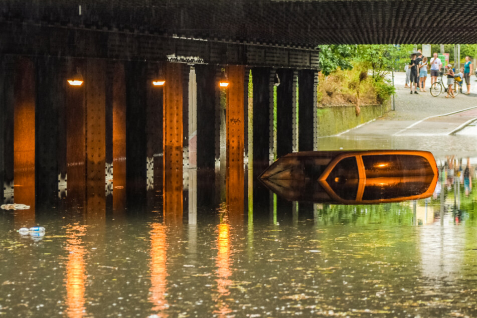 Eine Unterführung in Erlangen lief mit Wasser voll. Ein Auto blieb stecken.