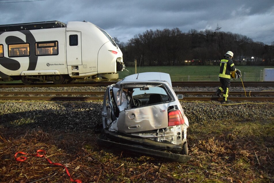 Der VW befand sich während des Unfallzeitpunkts auf den Gleisen.