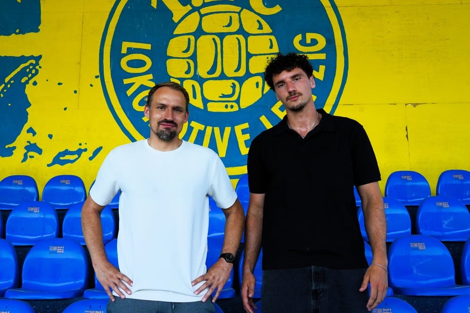 Lok-Sportdirektor Toni Wachsmuth (39, l.) begrüßt Aues Ex-Stürmer Ricky Bornschein (26).