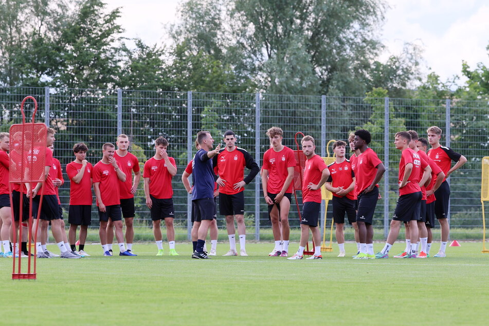 FSV-Coach Rico Schmitt (55, M.) lässt seine Jungs schwitzen. Insgesamt stehen für Zwickau zehn Testspiele an.