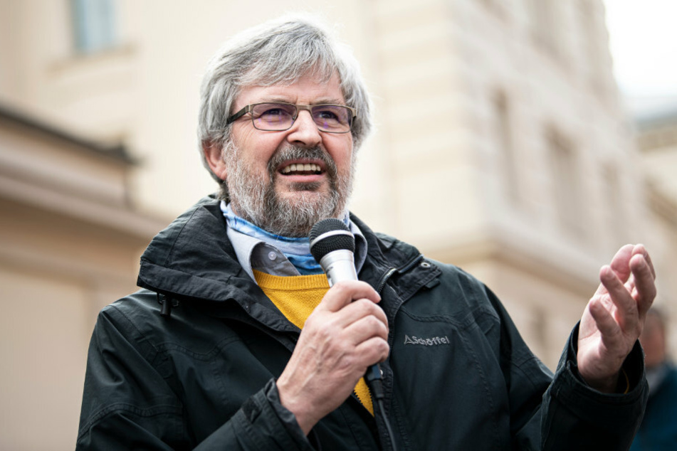 Axel Vogel (64, Bündnis 90/Die Grünen), Umweltminister in Brandenburg spricht vor dem Umweltministerium mit Demonstranten der "Bürgerinitiative gegen Gigafactory Grünheide". (Archivbild)