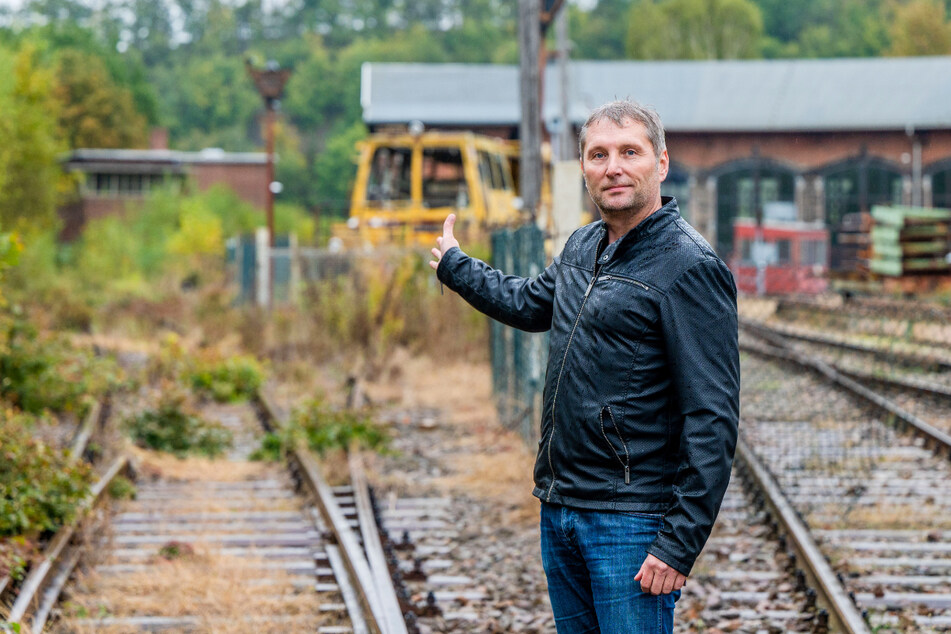 Wenn es nach dem Rochlitzer Oberbürgermeister Frank Dehne (48, parteilos) geht, werden hier wieder Züge nach Großbothen rollen.