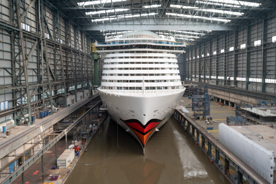 Die "Aida Cosma" verlässt das Baudock II der Meyer Werft in Papenburg.