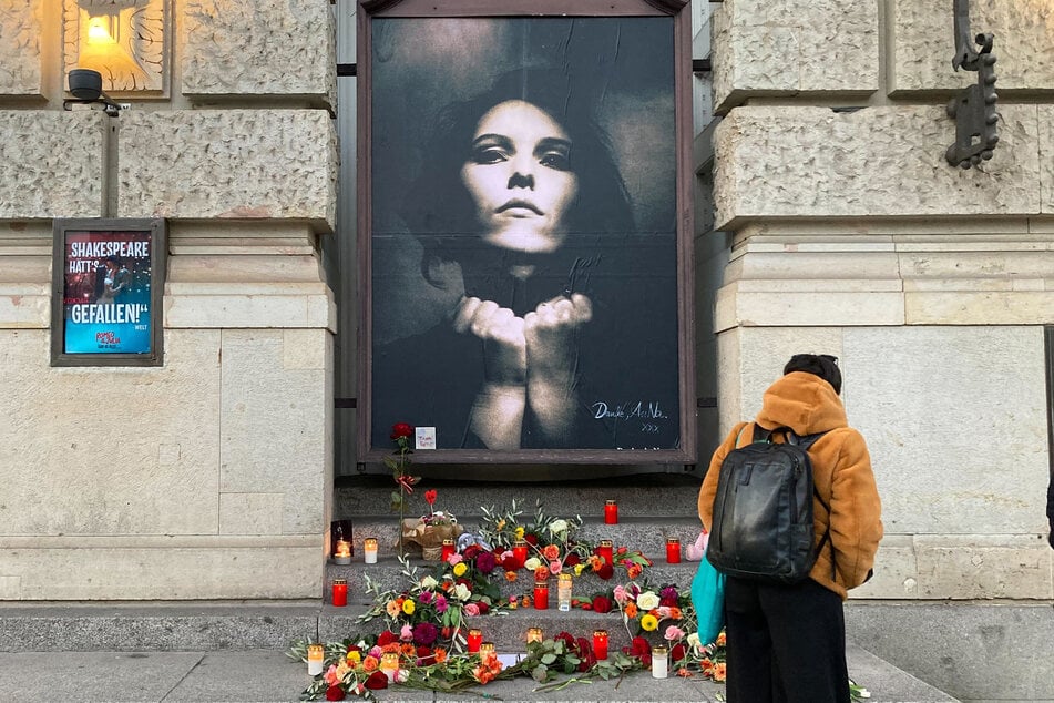 Am Theater des Westens in Charlottenburg erinnern Kerzen und Blumen an die verstorbene AnNa R.(†55).