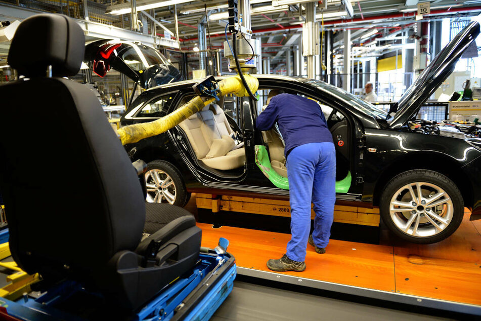 Sitze werden im Rüsselsheimer Stammwerk in einen Opel Insignia eingebaut: Noch in diesem Jahr soll die Produktion des Topmodells eingestellt werden.
