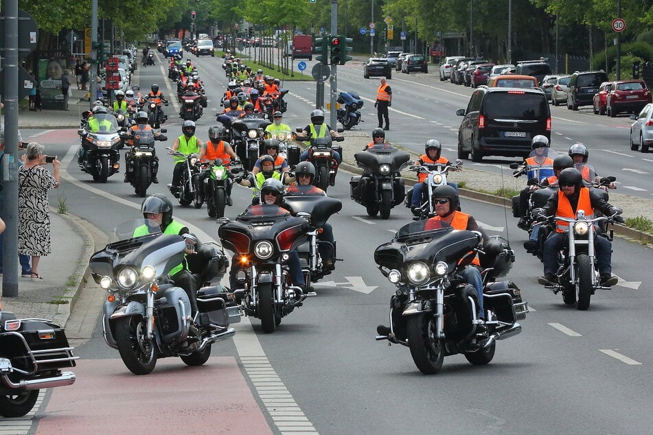 Hunderte Motorräder rauschten am Sonntag durch Dresden.