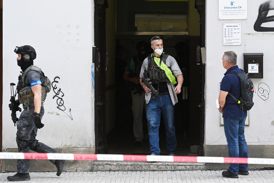 Polizisten sind im Gebäude des Arbeitsamtes in der Belhradska Straße im Prager Stadtteil Vinohrady im Einsatz.