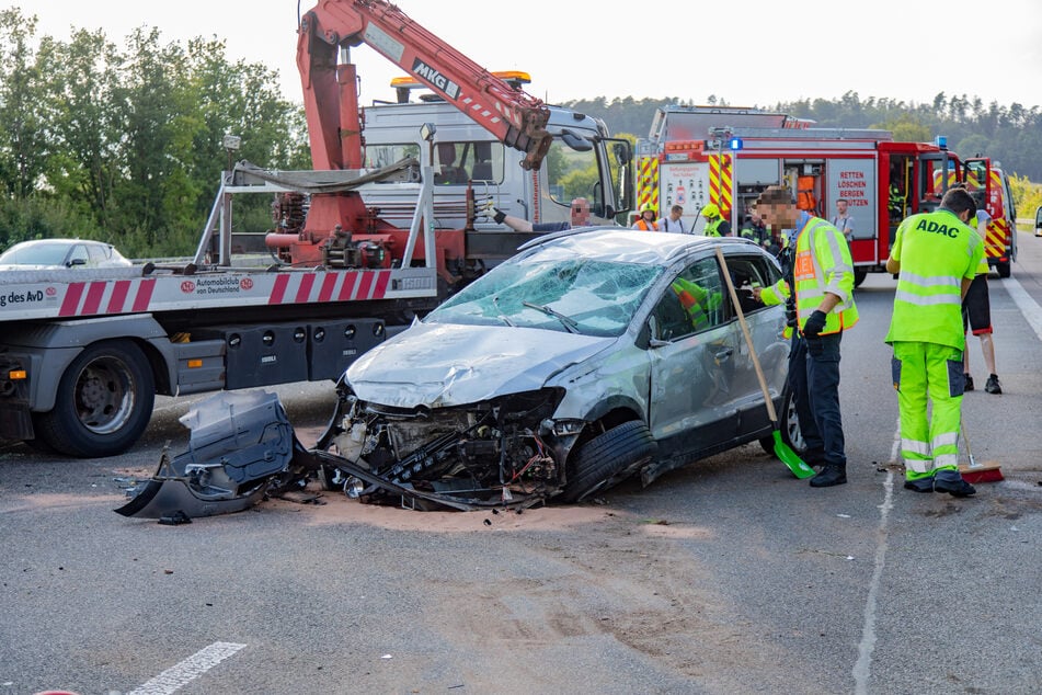 Während der Unfallmaßnahmen auf der A7 wurde der VW Polo vom Dach wieder auf die Räder gedreht.