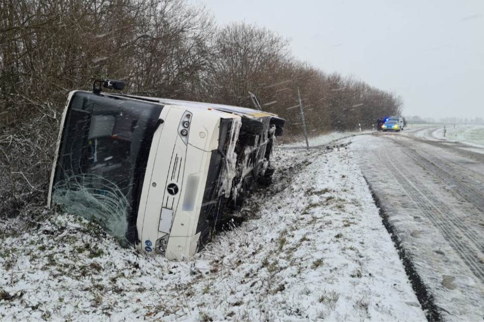 Auf der S1 bei Glesien war der Linienbus umgekippt.