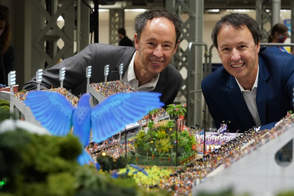 Die "Miniatur Wunderland"-Erfinder Gerrit (58, l.) und Frederik Braun (58). Sie feiern mit ihrer Geschäftsidee in diesem Jahr 25. Jubiläum. (Archivfoto)
