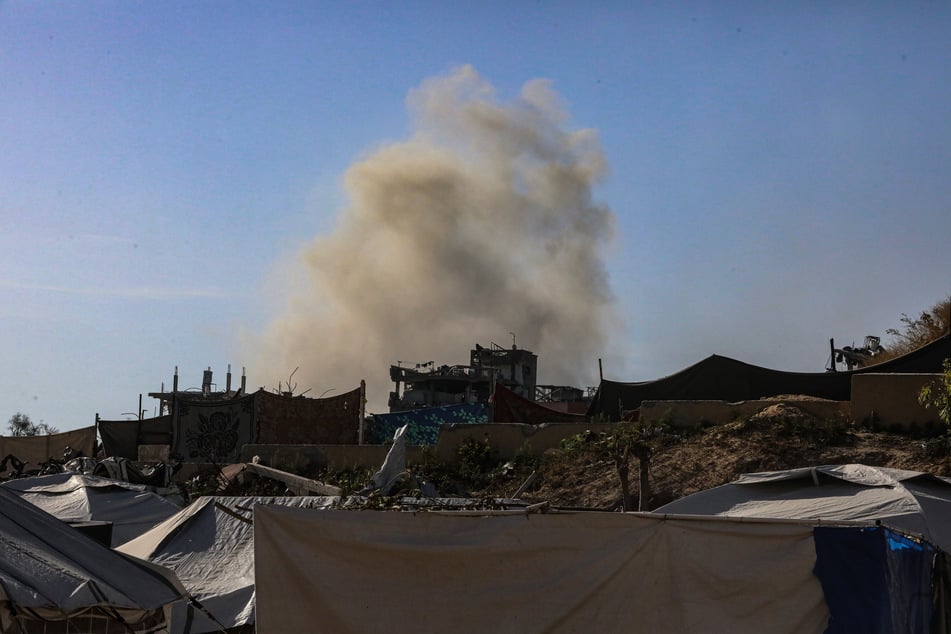 Im nördlichen Gazastreifen steigt Rauch nach israelischen Luftangriffen auf.