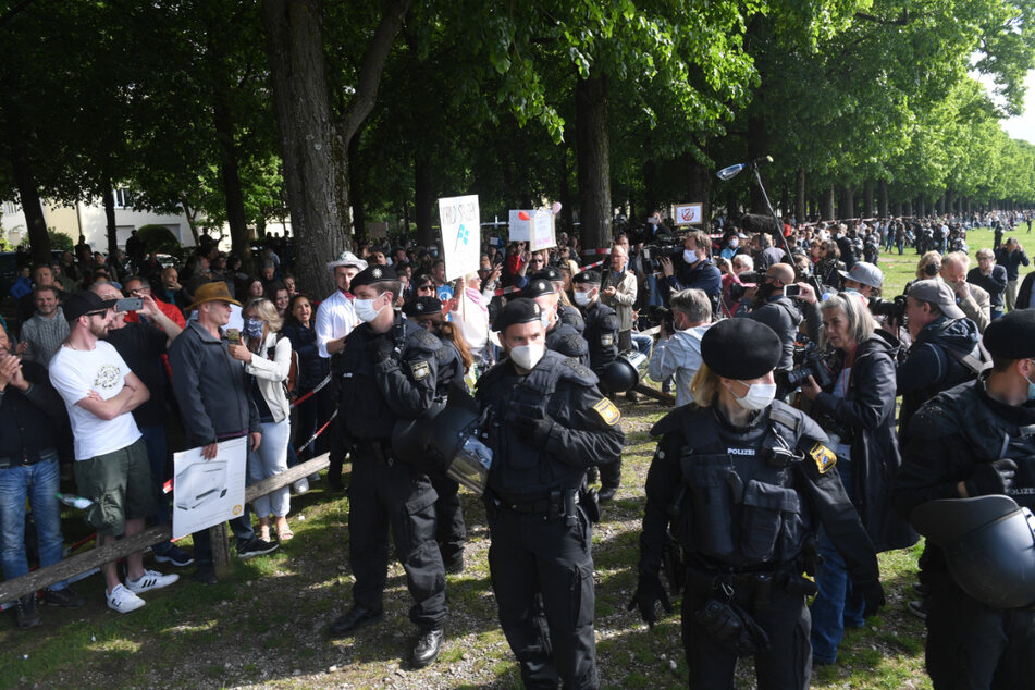 16. Mai: Polizisten beobachten Teilnehmer einer Demonstration gegen die Anti-Corona-Maßnahmen der Politik am Rand der Theresienwiese in München.