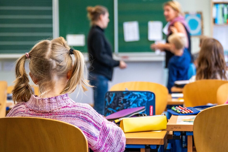 An Grundschulen geht der Trend in die andere Richtung. Hier fallen eher mehr Unterrichtsstunden aus als weniger. (Symbolbild)