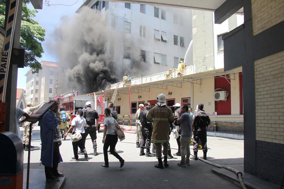 Fire department units are on duty at a fire in the Bonsucesso hospital.