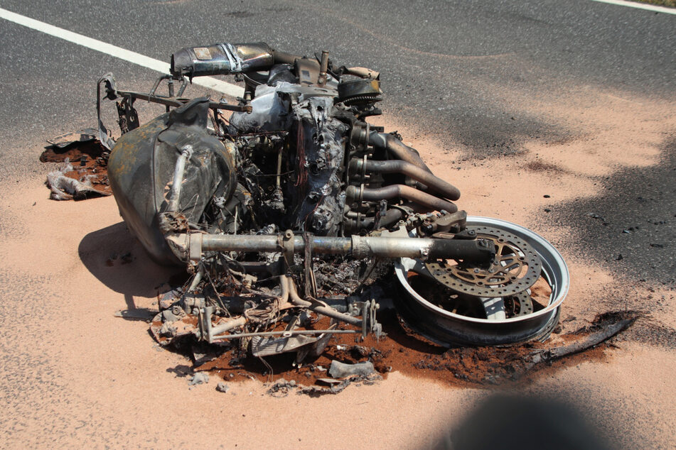 Die Honda CBR ging nach dem Zusammenprall sofort in Flammen auf und brannte komplett aus.