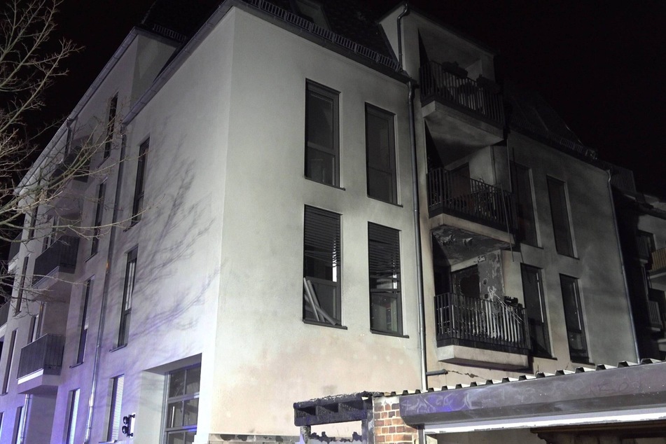Das Feuer griff auf das Wohnhaus im Leipziger Süden über.