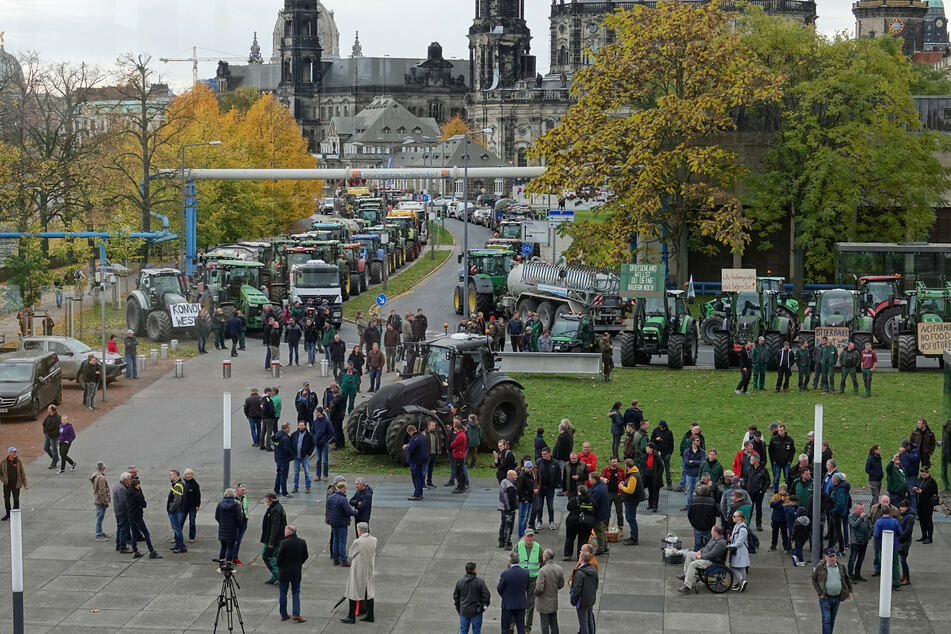 Rund 500 Landwirte mit 350 Traktoren kamen nach Dresden, um für fristgerechte Auszahlung der Fördergelder zu demonstrieren.