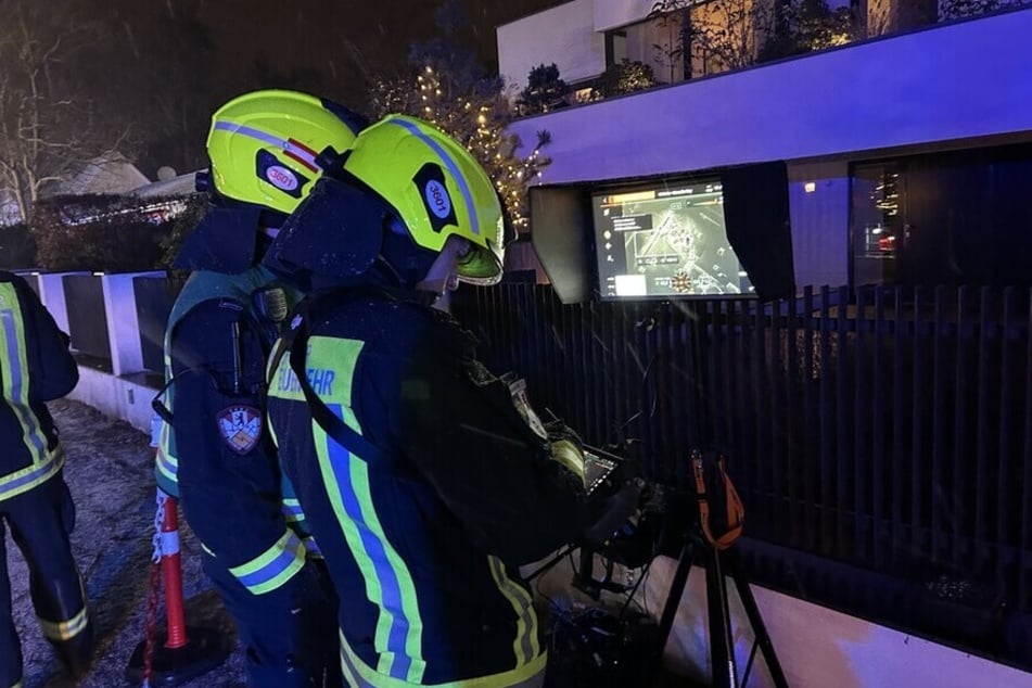 Berlin: Kurzschluss löst Feueralarm aus: Dachstuhl in Flammen