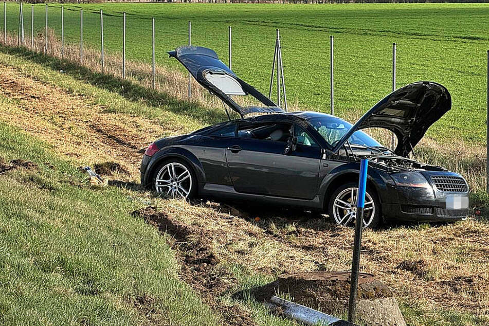 Unfall A24: Reisebus drängt Audi auf A24 ab: Mutter und Kinder verletzt, Fahrer flüchtet