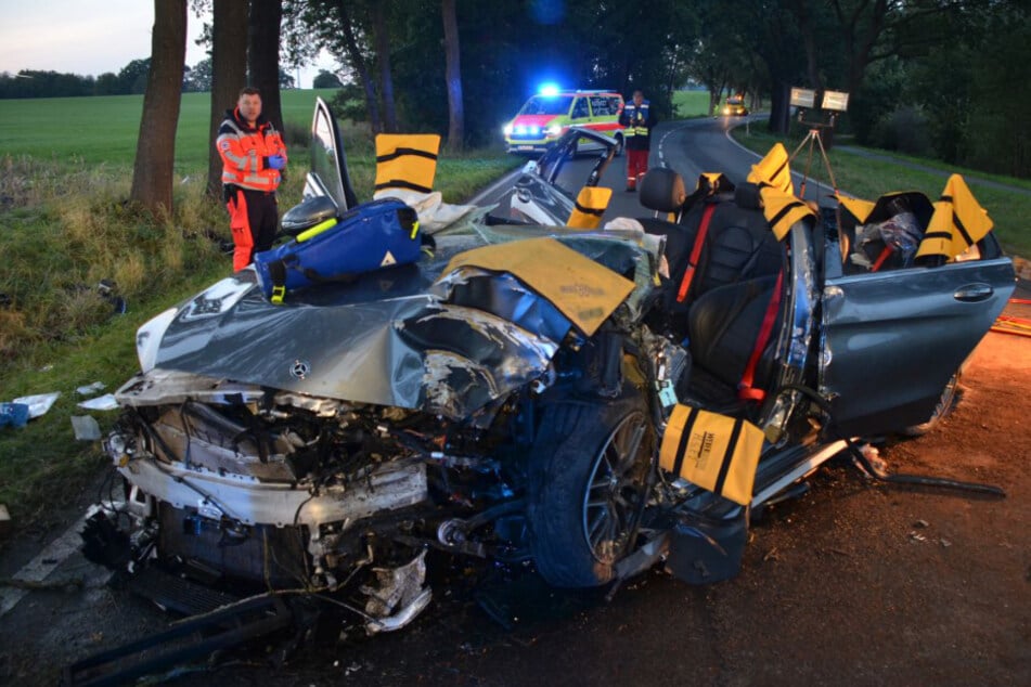 500-PS-Wagen kracht in Kurve gegen Baum: Ehepaar im Wrack eingeklemmt!