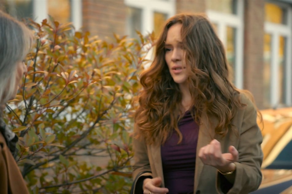 Valeas Mutter Emma taucht in Essen auf.