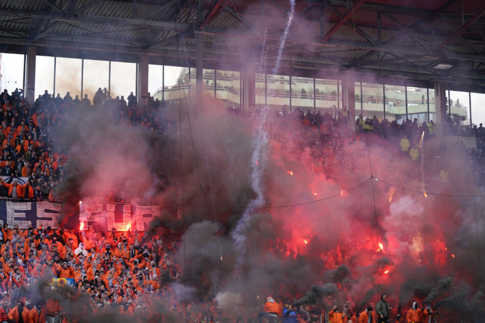 Während des Auswärtsspiels beim FC St. Pauli zündeten zahlreiche Fans vom FC Hansa Rostock Pyrotechnik.
