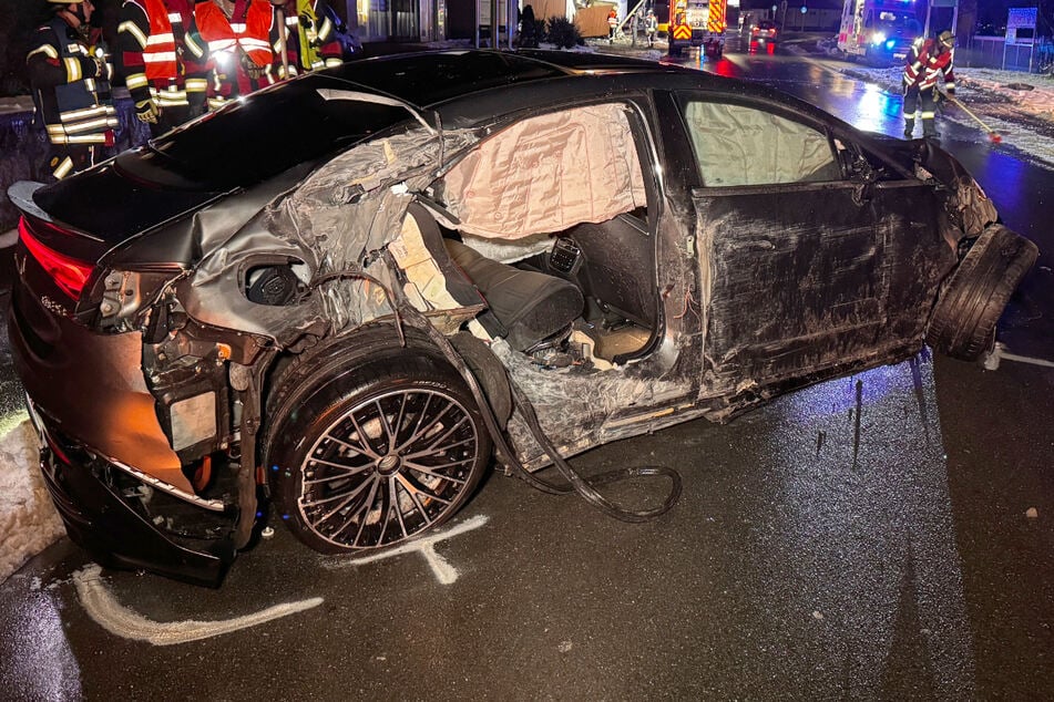 Der Mercedes wurde bei dem Unfall schwer beschädigt.